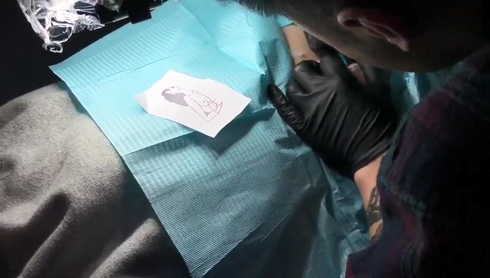 腹部纹身图案纹身师操作视频