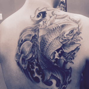 杭州潘先生背部的鲤鱼戏水纹身图案