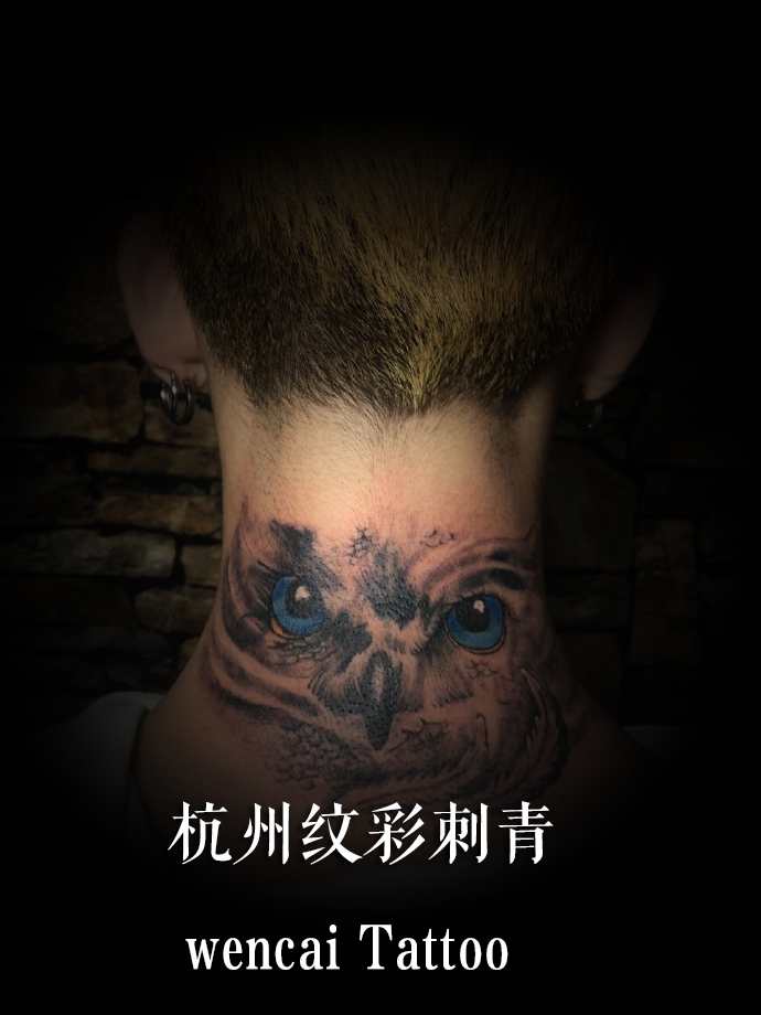 帅气的富二代小柳脖子后面鹰头纹身图案