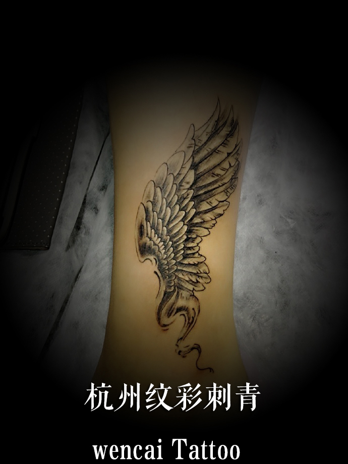 杭州忧郁知性的杜小姐在小腿上纹翅膀纹身图案