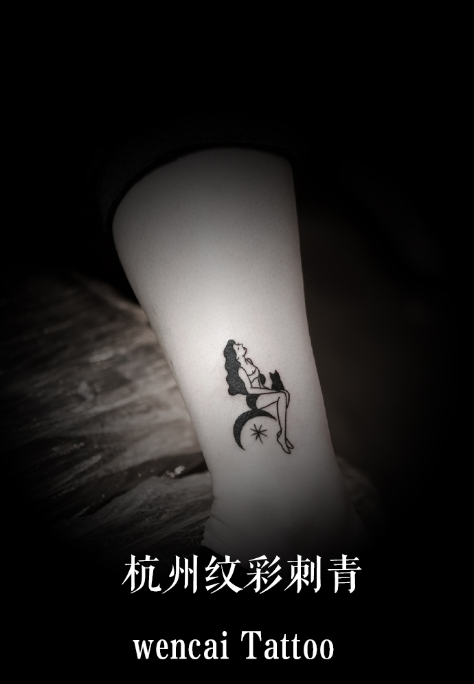 品味独特的刘小姐在小腿上纹简约黑色纹身图案