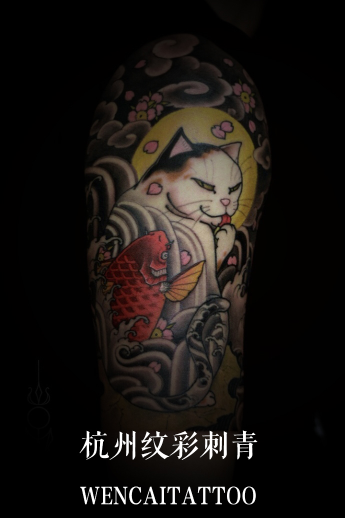 帅气的某先生大臂小猫钓鱼纹身图案