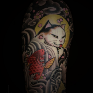 帅气的某先生大臂小猫钓鱼纹身图案