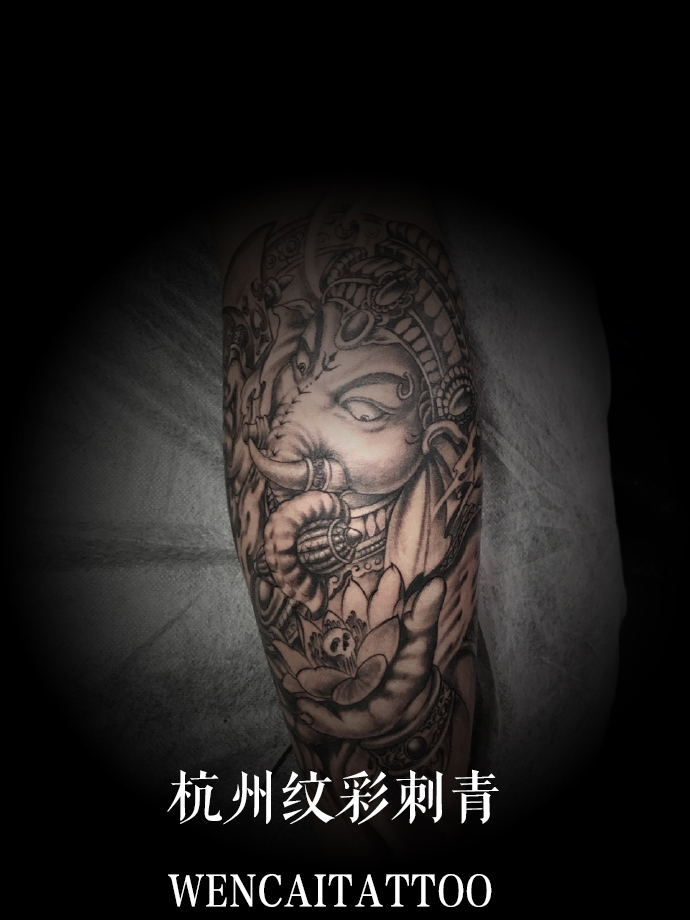 杭州的茅先生小腿象神纹身图案