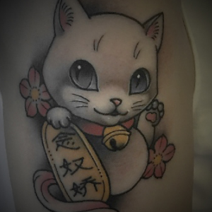 贾小姐大臂可爱招财小猫咪纹身