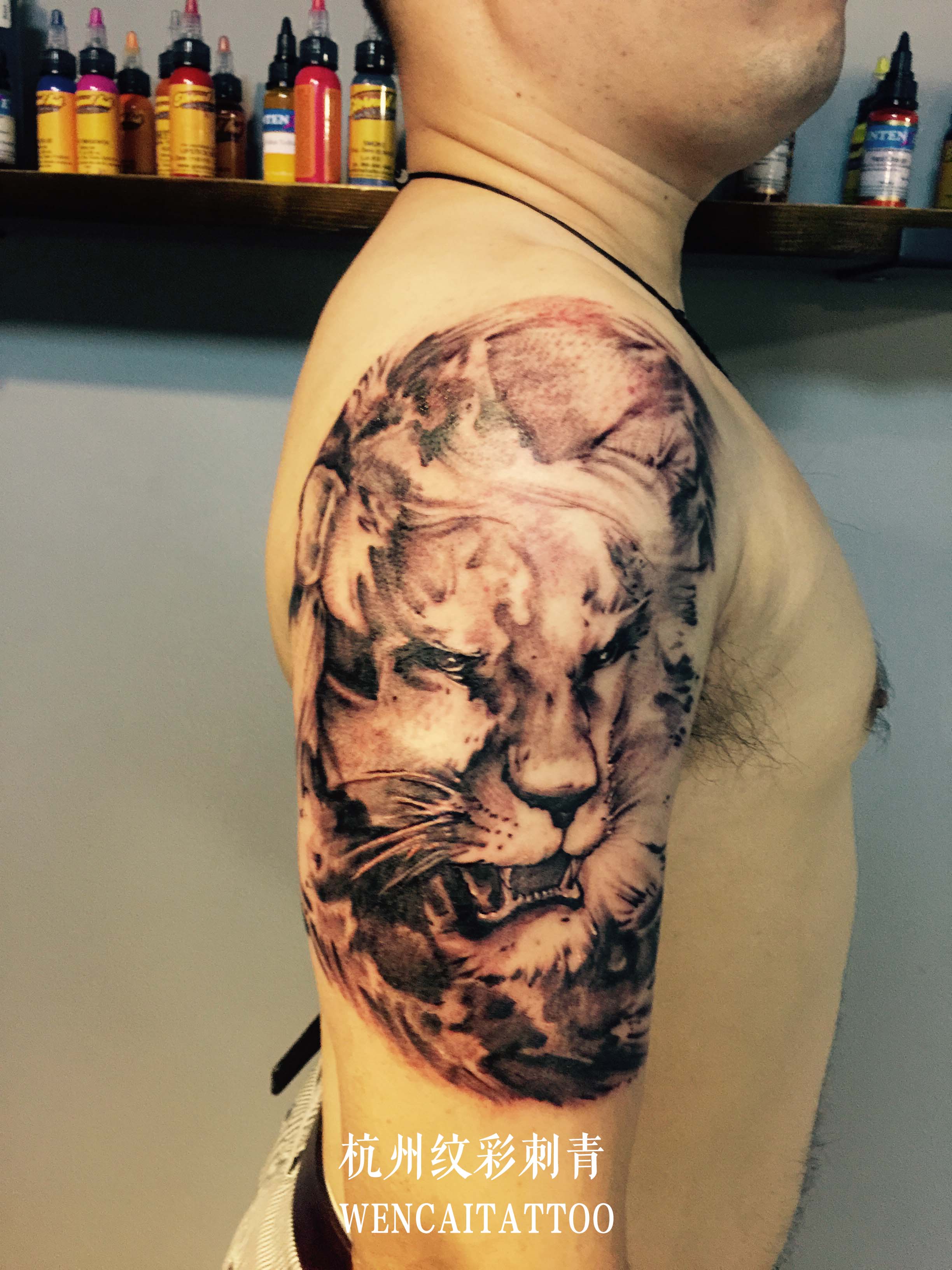 方先生大臂上的霸气狮子纹身图案