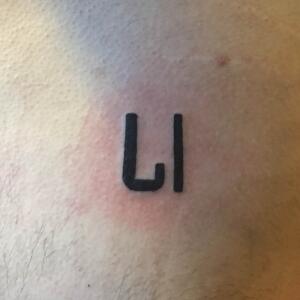 成熟男人陈先生前胸上的英文纹身图案