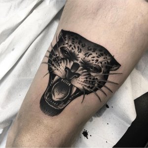 做视频编辑的伏先生大腿豹子纹身图案