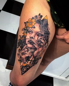 做商业分析师的印小姐大腿牡丹骷髅纹身图案