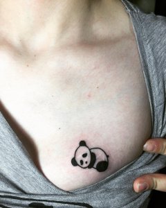 芮小姐胸前熊猫小清新纹身图案
