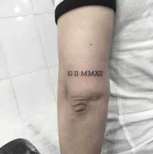 万小姐大臂罗马数字纹身图案