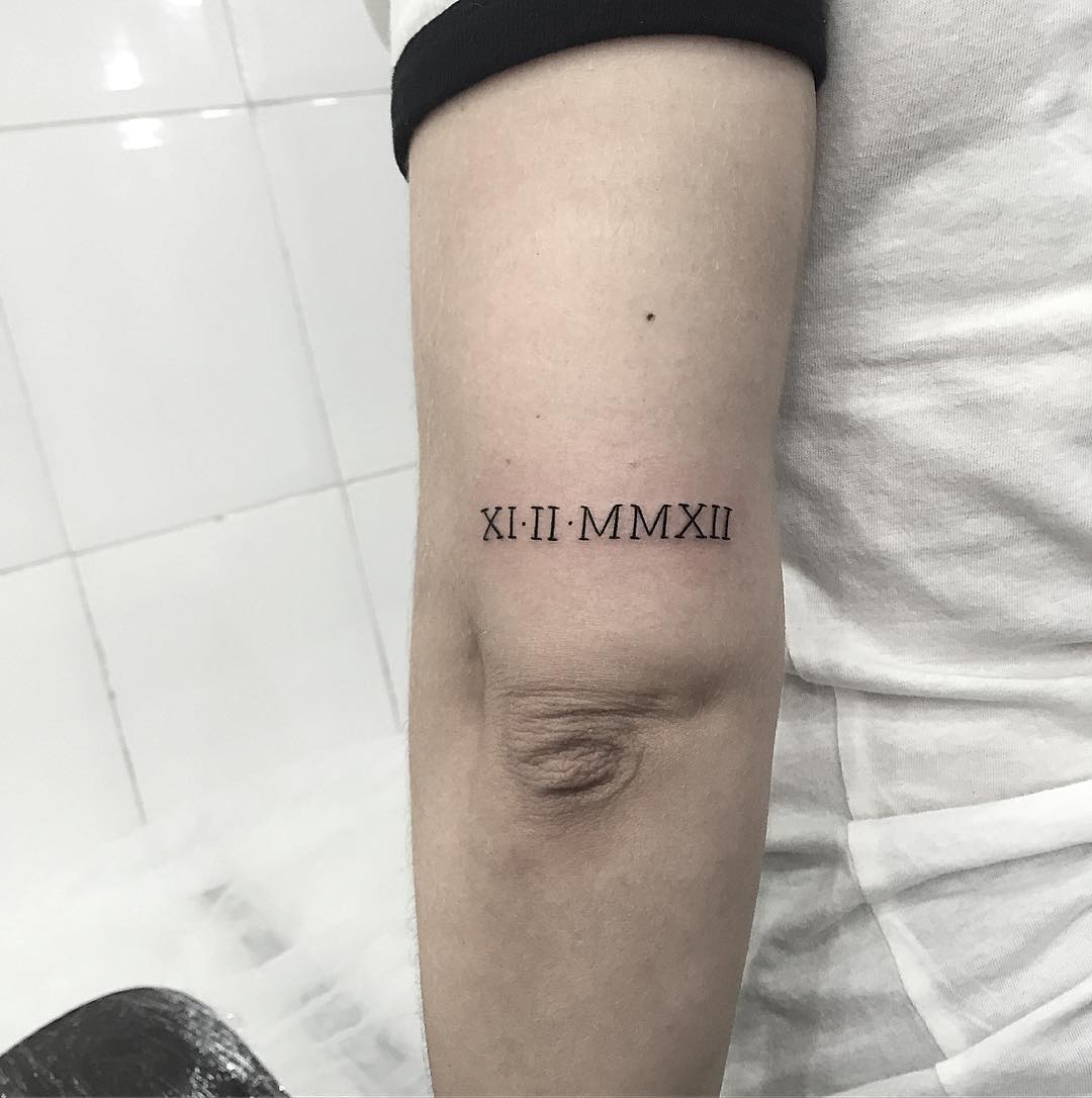 万小姐大臂罗马数字纹身图案