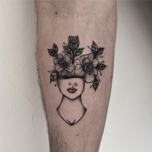 做理疗师的巩先生小臂美女花纹身图案