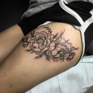 做生产主管的伏小姐大腿牡丹纹身图案