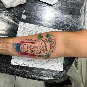 乐先生小臂水彩脚印英文字纹身图案