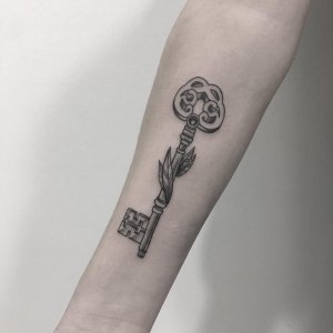 卖绿萝的缪小姐小臂钥匙纹身图案