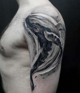 大臂写实鲸鱼纹身图案