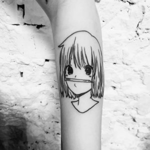 小臂黑灰卡通小女孩纹身图案