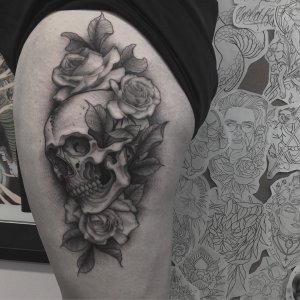 大腿黑灰玫瑰骷髅纹身图案