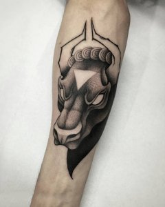 小臂黑灰几何图形牛首纹身图案