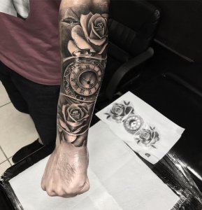 小臂黑灰写实玫瑰钟表纹身图案