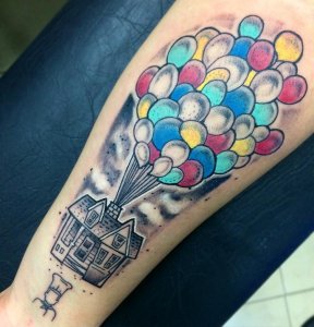 大臂彩色气球小木屋纹身图案