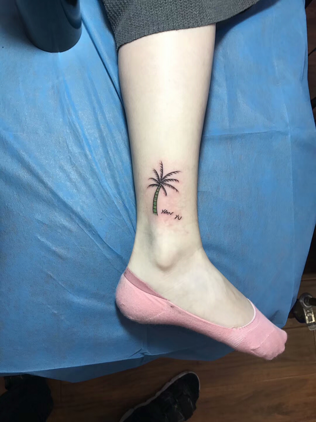脚踝椰树纹身图案