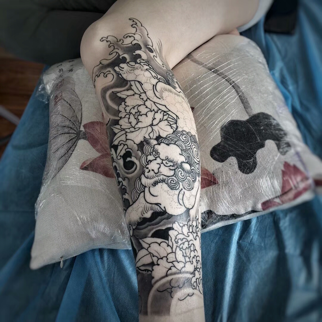 小腿牡丹麒麟纹身图案