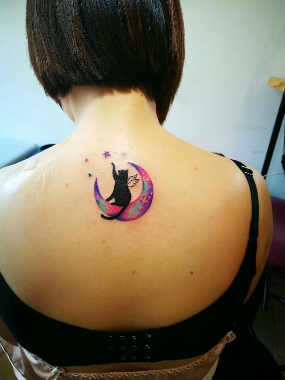 后背水彩月亮猫咪纹身图案