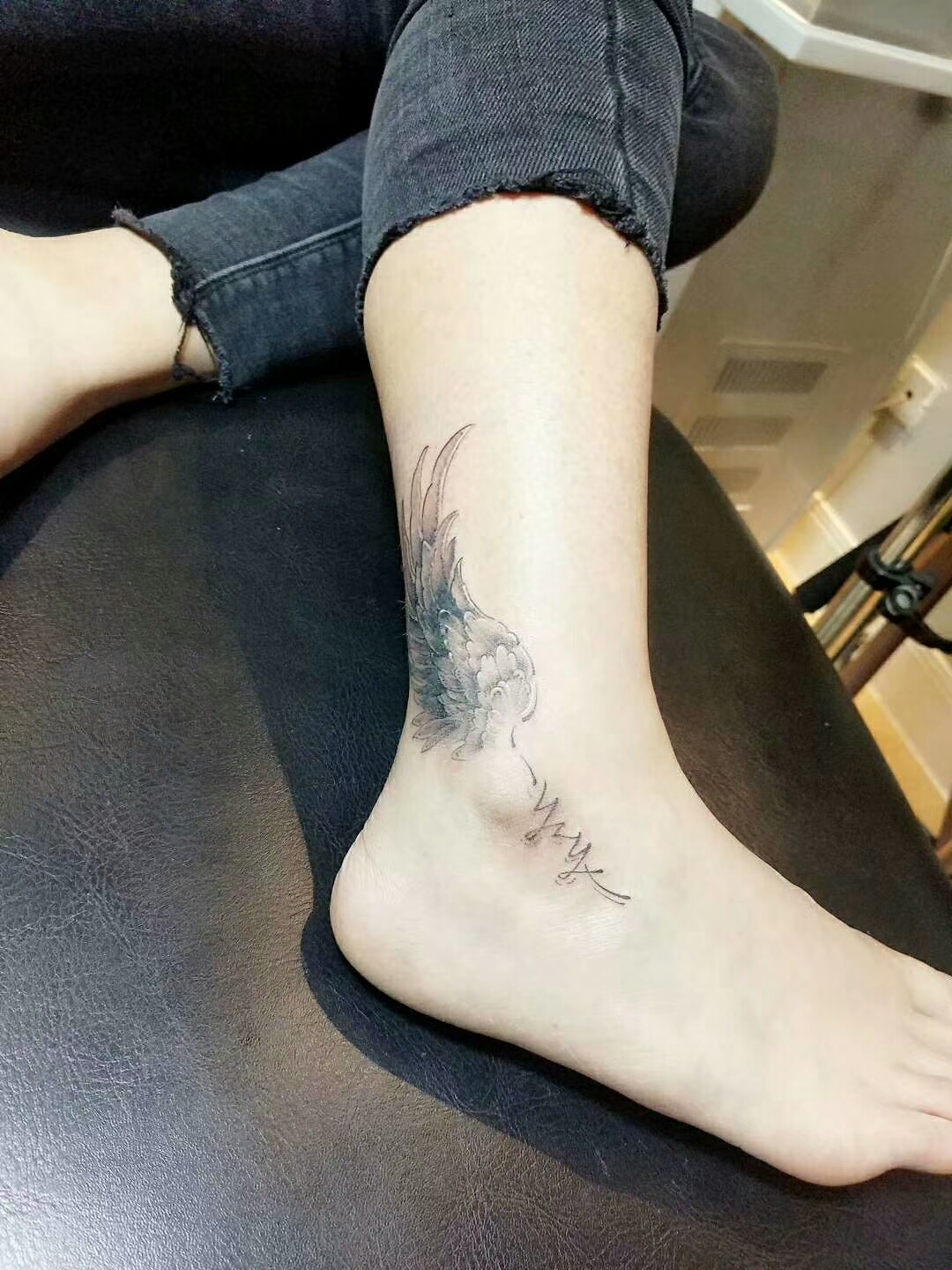脚踝翅膀纹身图案