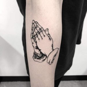 小臂祈祷之手纹身图案