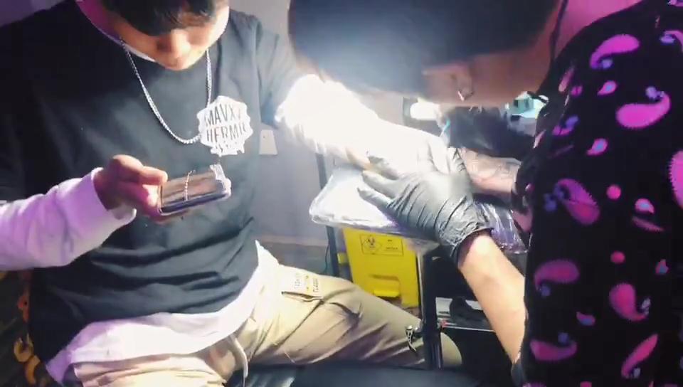 小臂狗狗撒旦纹身图案纹身师操作视频