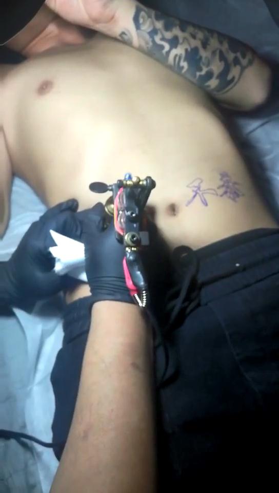 腹部汉字纹身图案纹身师操作视频