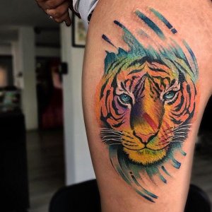 大腿外侧彩色的水彩风格老虎头纹身图案